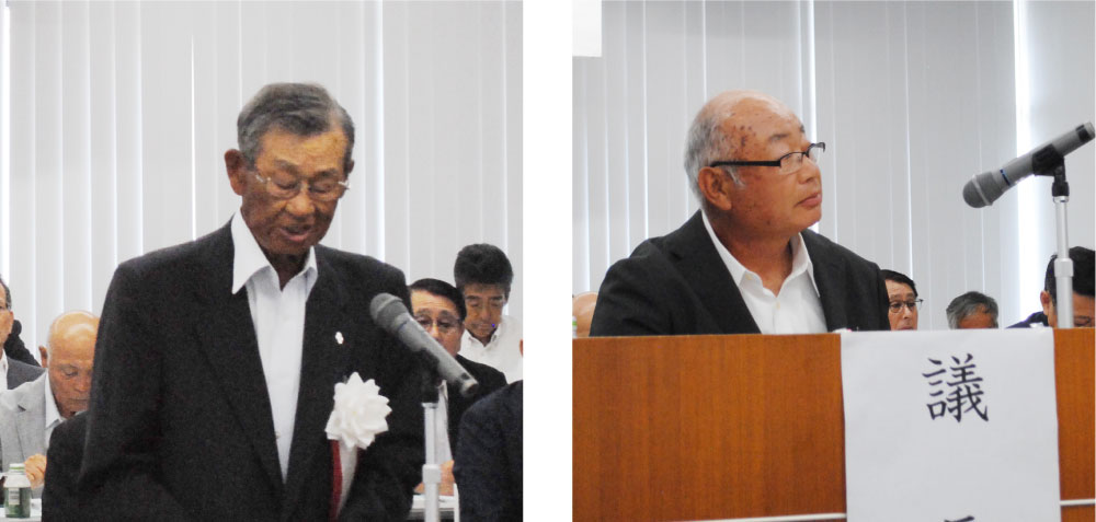 挨拶をする榎本秀一組合長（左）と議長の小宮山勉総代（右）